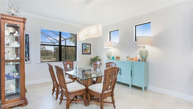 dining area with ornamental molding