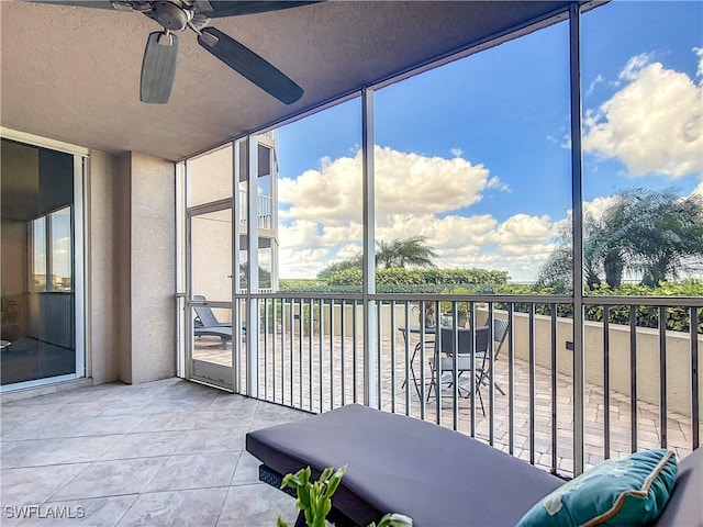 sunroom with ceiling fan