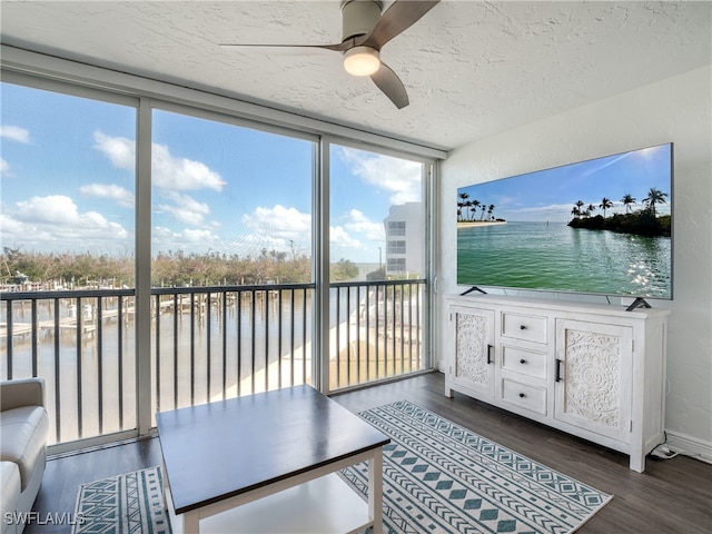 sunroom with ceiling fan