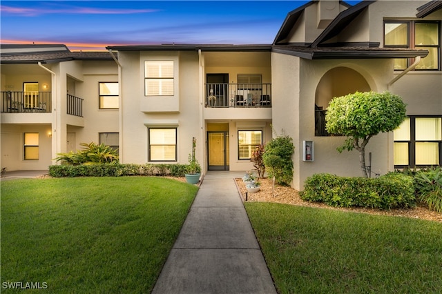 view of front of property featuring a yard