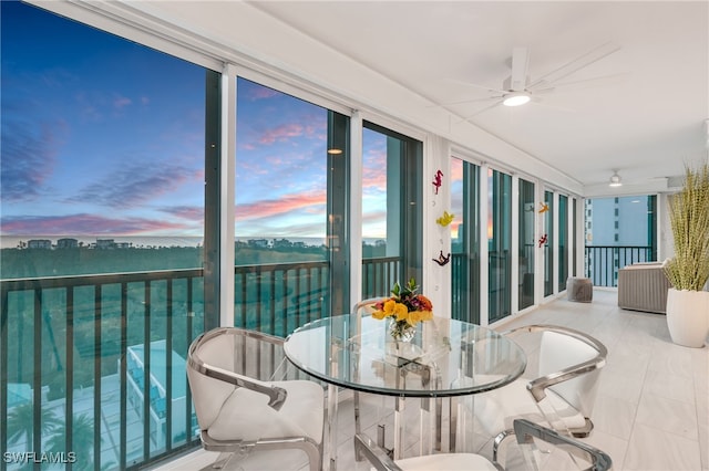 sunroom with ceiling fan