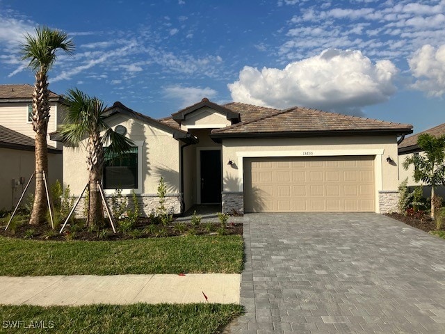 view of front facade featuring a garage