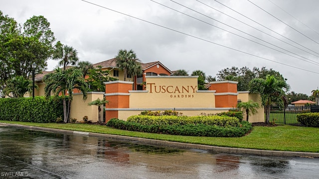 community sign with a yard