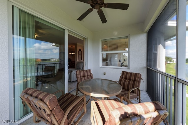 sunroom with ceiling fan