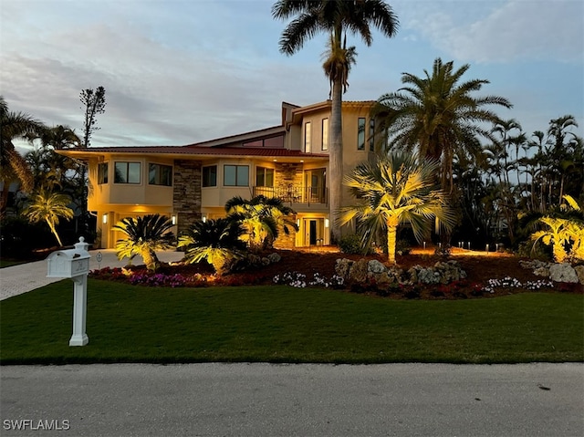 view of front of house featuring a front lawn