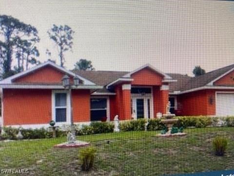 view of front facade featuring a front yard