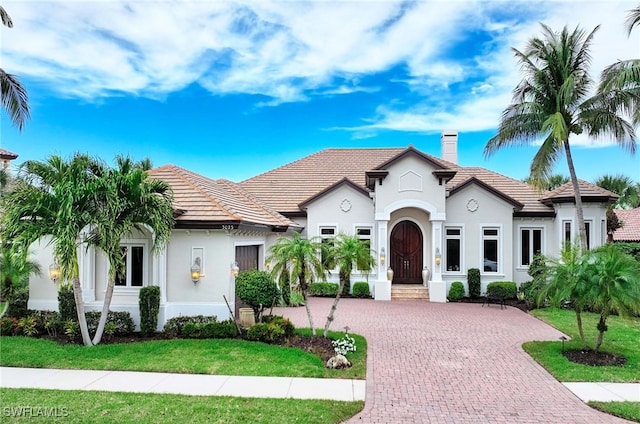 view of front of house featuring a front lawn