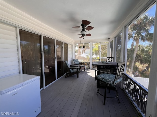 sunroom with ceiling fan