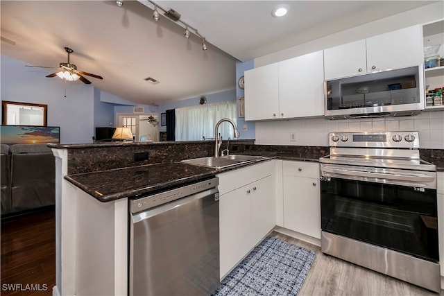 kitchen featuring kitchen peninsula, appliances with stainless steel finishes, ceiling fan, sink, and white cabinetry