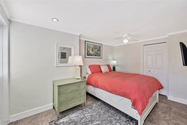 bedroom with ornamental molding, a closet, and ceiling fan