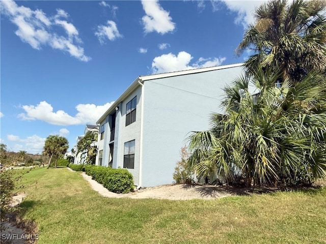 view of side of property featuring a lawn