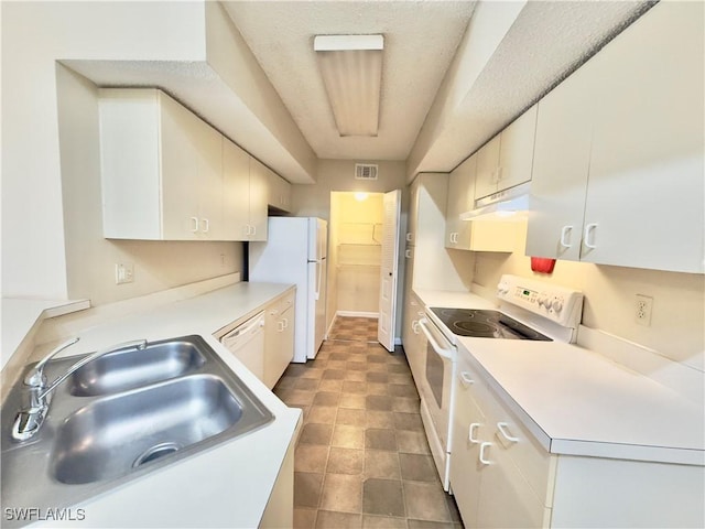 kitchen featuring light countertops, visible vents, a sink, white appliances, and under cabinet range hood