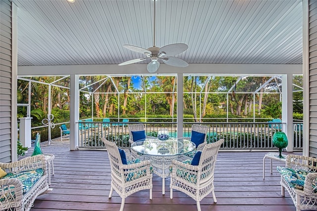 sunroom with ceiling fan