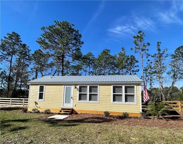 view of front of property featuring a front yard