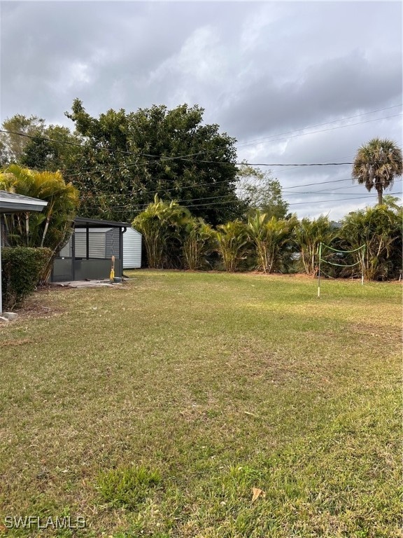 view of yard with a storage unit