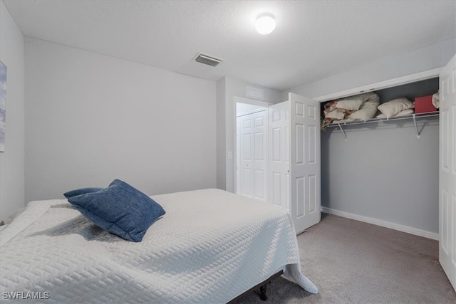 bedroom featuring carpet flooring and a closet