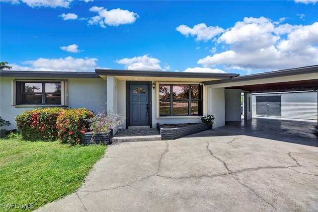 view of front of property featuring a carport and a front yard