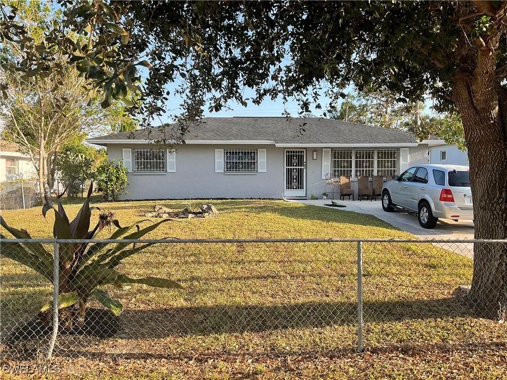 single story home featuring a front yard