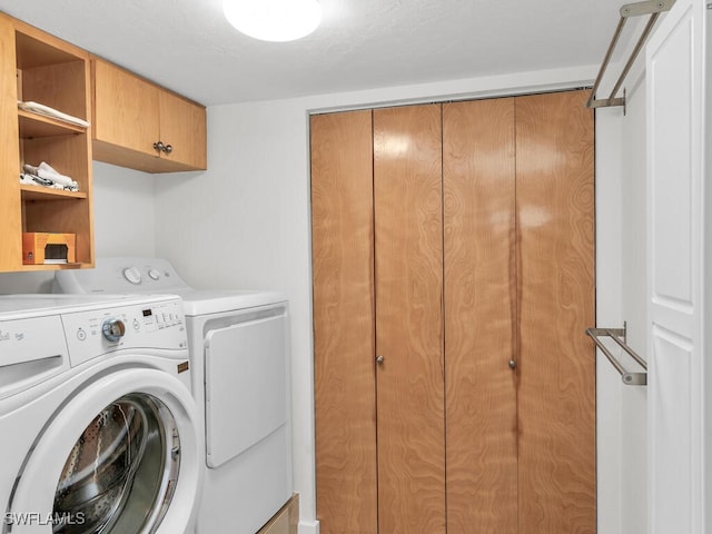 laundry room with cabinets and independent washer and dryer