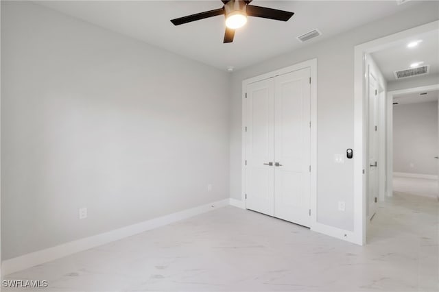 unfurnished bedroom featuring ceiling fan and a closet