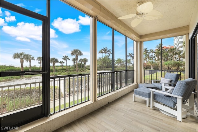 sunroom with ceiling fan