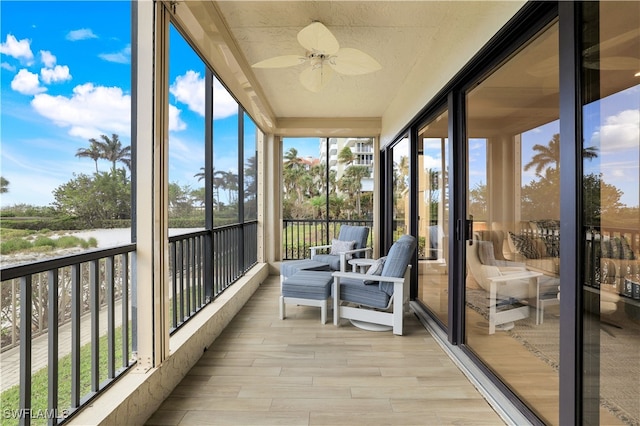 sunroom with ceiling fan