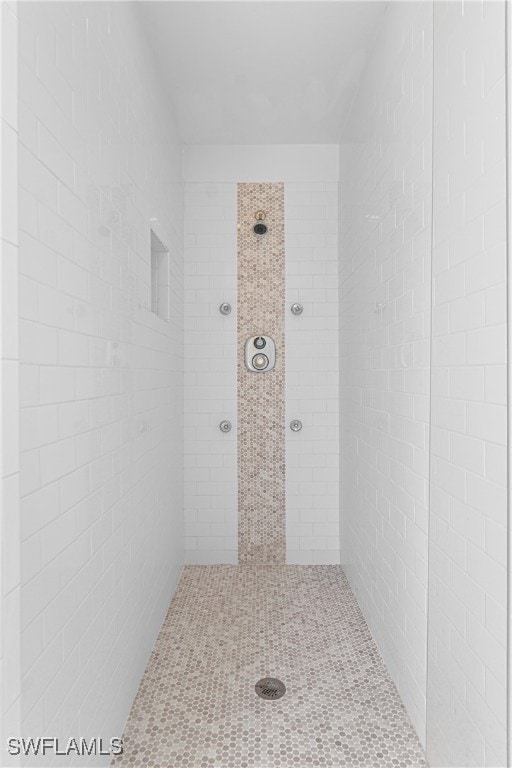 bathroom featuring a tile shower