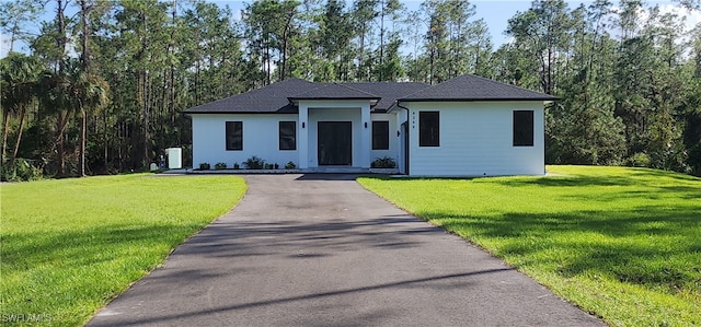 view of front facade featuring a front lawn