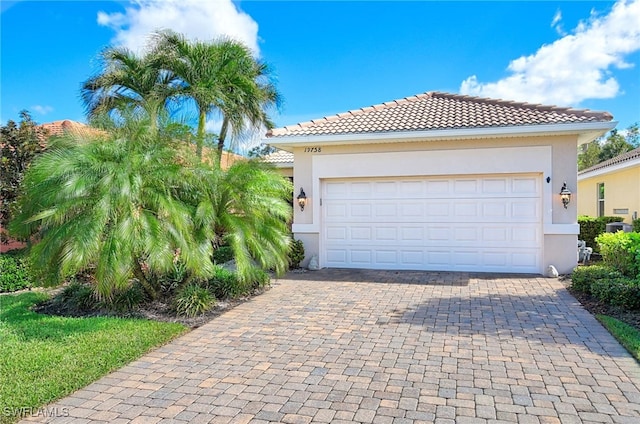 view of front facade featuring a garage