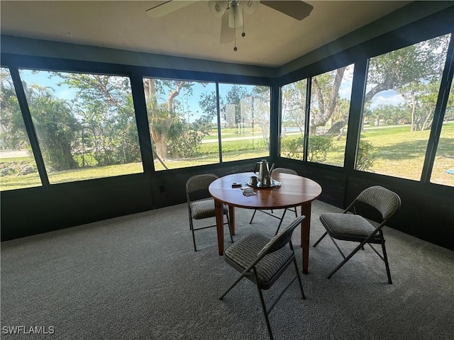 sunroom with ceiling fan