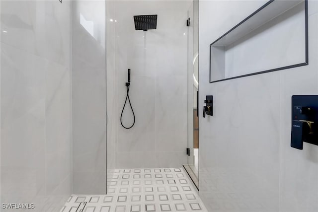 bathroom featuring tiled shower