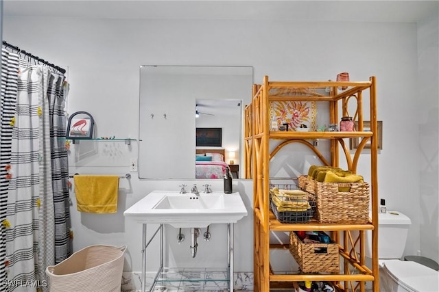 full bathroom featuring ensuite bath, toilet, and ceiling fan