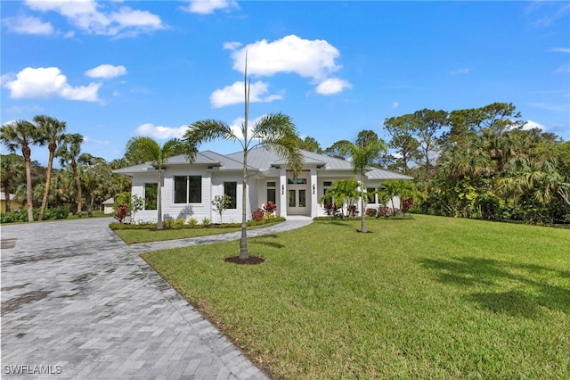 view of front of property with a front lawn