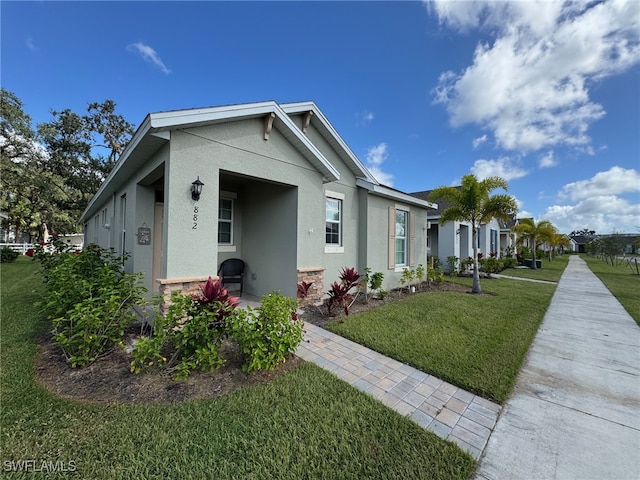 view of front facade featuring a front yard