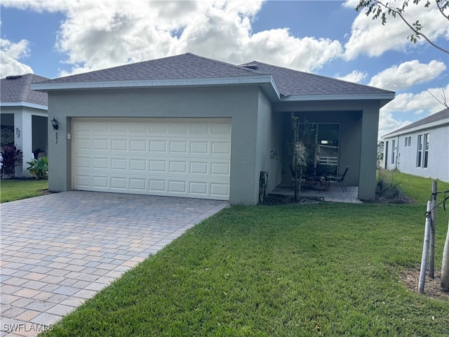 view of front facade featuring a garage and a front yard