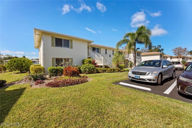 view of front of property featuring a front lawn