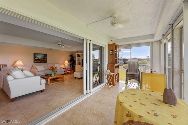 sunroom with ceiling fan