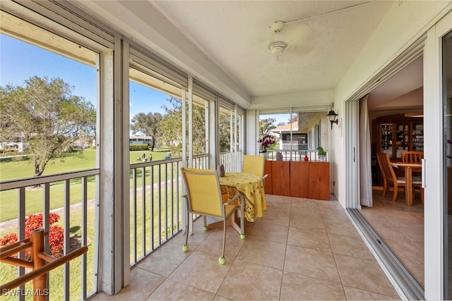 sunroom with ceiling fan