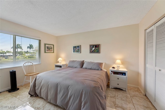 bedroom featuring a textured ceiling and a closet