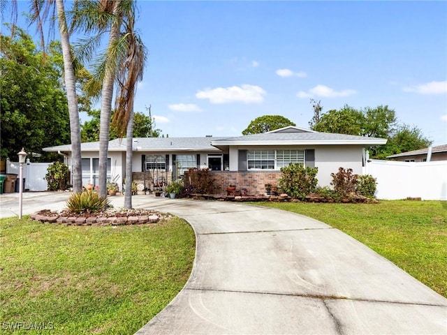 single story home featuring a front yard