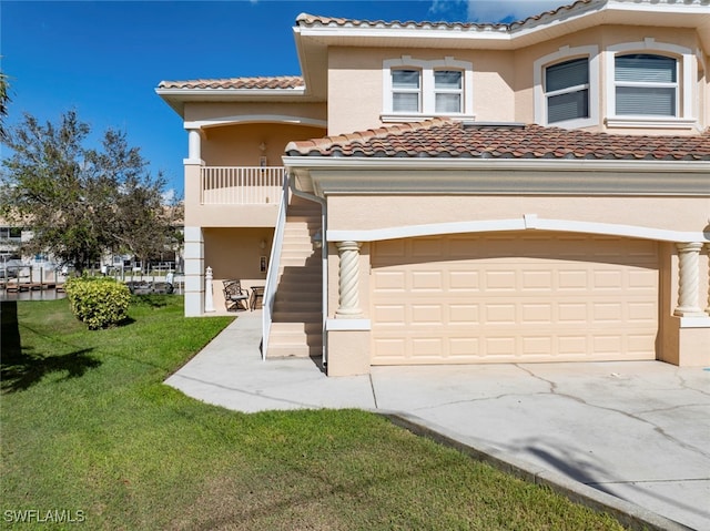 view of front of property featuring a front lawn and a garage