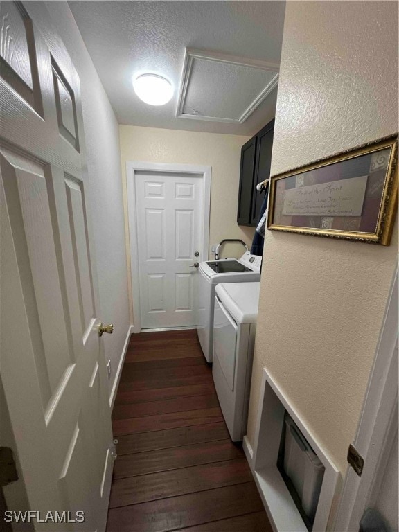 washroom with cabinets, a textured ceiling, dark wood-type flooring, and independent washer and dryer