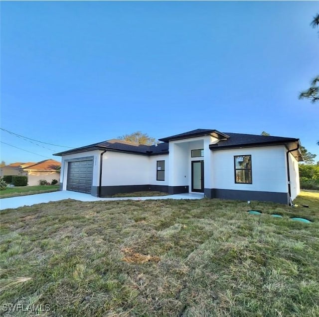 view of front facade featuring a front yard and a garage