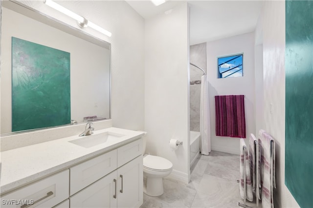 full bathroom with tiled shower / bath combo, toilet, and vanity