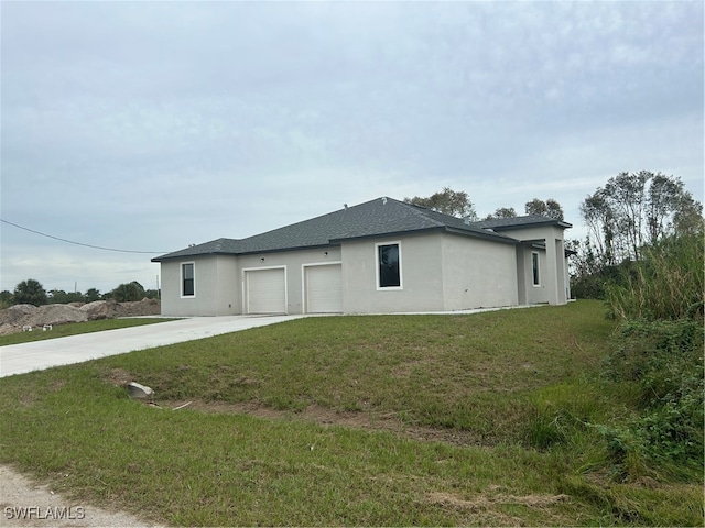 view of front of home featuring a garage and a front yard