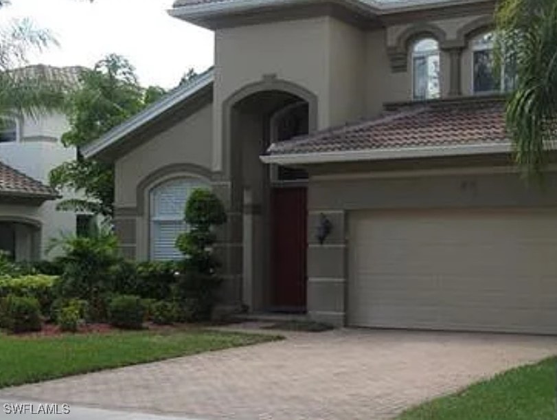 view of front facade featuring a garage