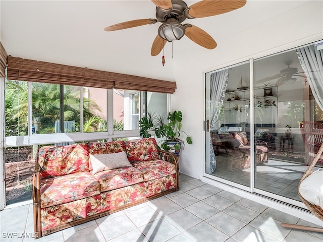 sunroom with ceiling fan