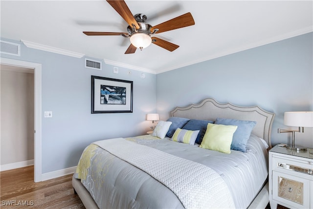 bedroom featuring light hardwood / wood-style floors, ceiling fan, and crown molding