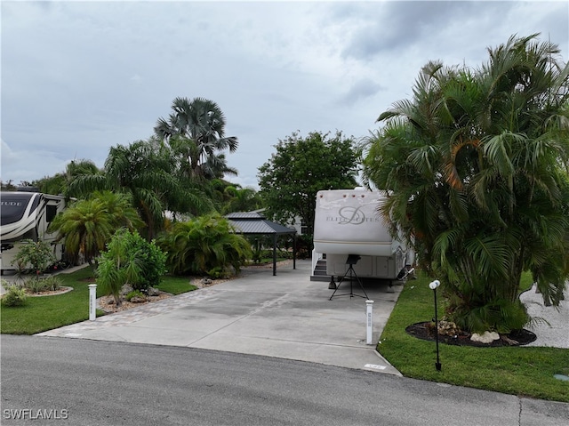 Listing photo 3 for 10429 Nightwood Dr, Fort Myers FL 33905