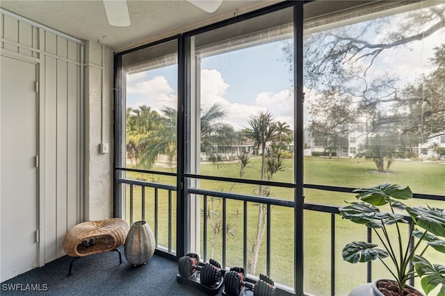 sunroom with ceiling fan